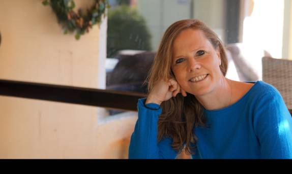 Entspanntes Portraitfoto von Dr. Kreul