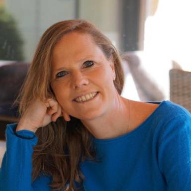 Entspanntes Portraitfoto von Dr. Kreul